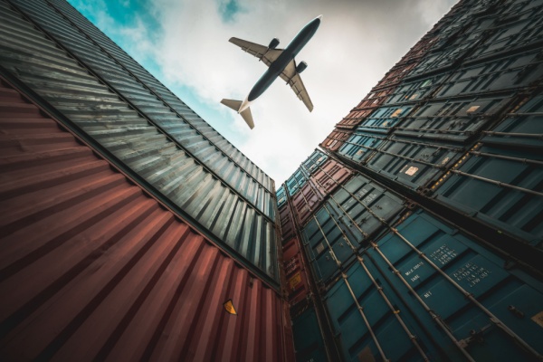Certaines importations de matières premières et de produits en Guadeloupe, en Martinique et à La Réunion sont exonérées de TVA. La loi de finances pour 2025 prévoit la possibilité, jusqu’au 31 décembre 2027, que la liste des produits exonérés puisse être différente en Guadeloupe et en Martinique, d’une part, et à La Réunion, d’autre part. Une possibilité qui s’est concrétisée avec la publication d’une liste qui vient d’être mise à jour…