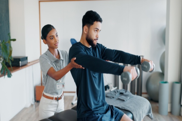Une expérimentation visant à permettre l’accès aux masseurs-kinésithérapeutes sans ordonnance doit être menée pendant 5 ans. Des informations étaient manquantes pour démarrer cette expérimentation, notamment en ce qui concerne les départements dans lesquels elle serait menée. Fin du suspense…