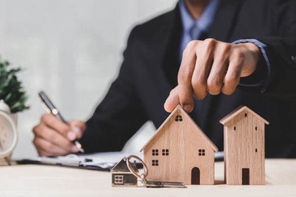 Lors de l’achat d’un bien immobilier, l’acheteur est tenu de payer divers frais parmi lesquels peuvent être cités les frais de notaire qui comprennent, entre autres, les droits de mutation à titre onéreux perçus par les collectivités territoriales. Ces droits ont augmenté dans 27 départements au 1er avril 2025, 46 départements au 1er mai 2025. Et 10 autres départements viennent de les rejoindre…