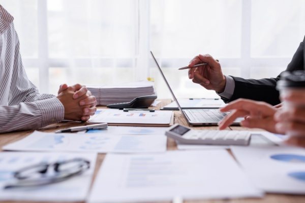 La loi de finances pour 2025 a prolongé, jusqu’au 31 décembre 2027, le dispositif d’exonérations fiscales accordées aux entreprises qui s’implantent dans un bassin d’emploi à redynamiser (BER). Corrélativement, ces avantages fiscaux sont désormais limités à 300 000 €. Explications…