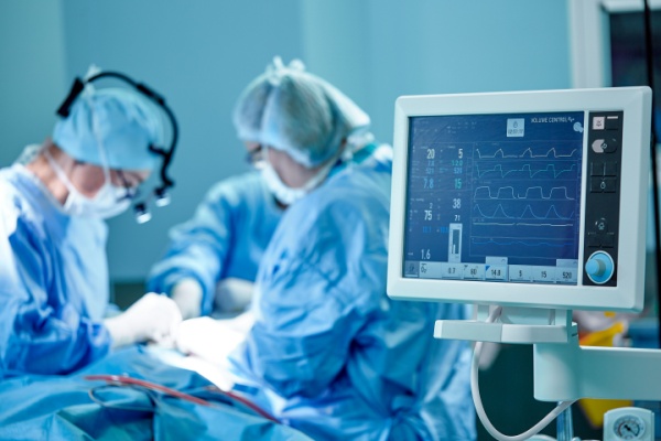 Plusieurs spécialités chirurgicales font l’objet de quelques précisions concernant l’organisation de leur pratique. Sont notamment concernées la chirurgie cardiaque, la chirurgie pédiatrique et la chirurgie bariatrique…