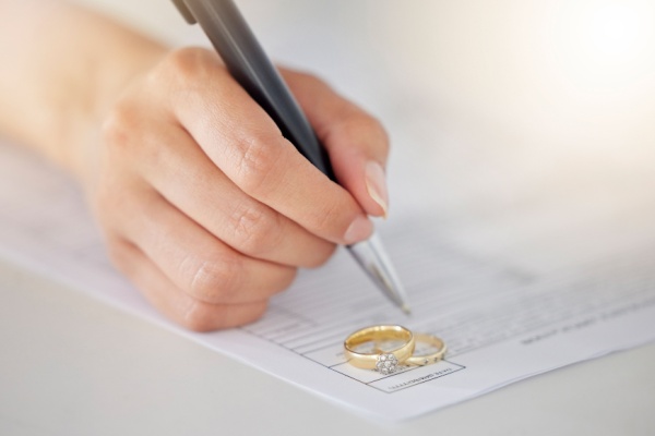 Suite au décès de son conjoint, un époux peut prélever certains biens lui appartenant en commun avec son épouse décédée si une clause incluse dans leur régime matrimoniale le prévoit. Mais ce prélèvement constitue-t-il une opération de partage, soumis à l’impôt, en l’occurrence le droit de partage ? Réponse du juge…