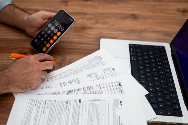 Dans une affaire récente, le juge de l’impôt vient de rappeler que toute correction effectuée au titre d’une déclaration d’impôt après le délai légal de déclaration devient automatiquement une réclamation contentieuse. Quelles conséquences, notamment au regard du droit à l’erreur ?