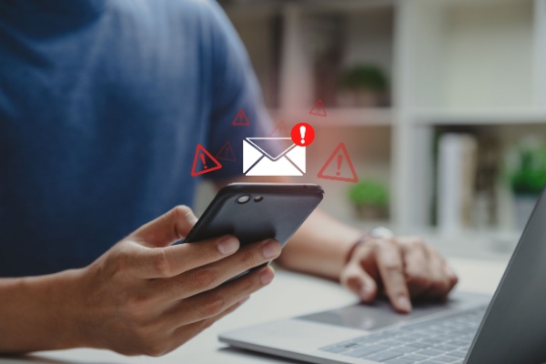 À la suite de nombreux signalements de courriels frauduleux demandant des informations sensibles, net-entreprises appelle les entreprises et les tiers déclarants à redoubler de vigilance.