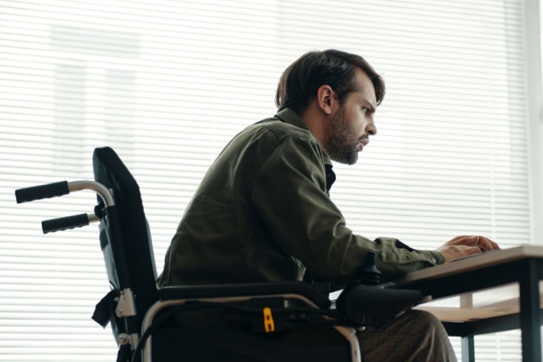 Si le principe « à travail égal, salaire égal » s’applique à tous les employeurs, qu’en est-il lorsque la différence de rémunération litigieuse s’élève à 10 centimes par heure entre 2 salariés, dont l’un bénéficie du statut de travailleur handicapé ? Cette différence de rémunération, même minime, peut-elle conduire le juge à conclure à une discrimination salariale ? Illustration dans cette affaire…