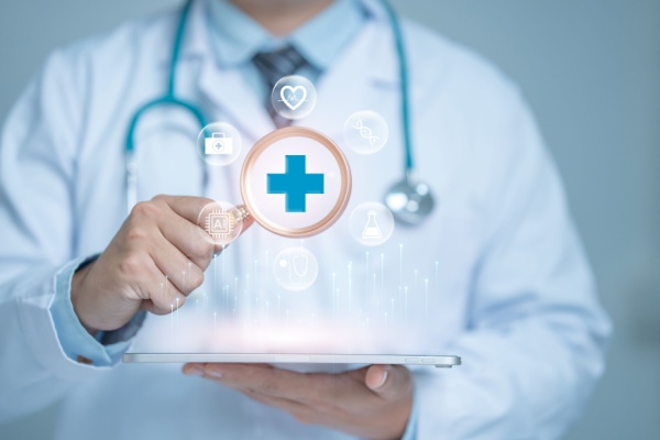Les médecins ayant obtenu leur diplôme en dehors de l’Union européenne peuvent tout de même exercer en France sous un régime particulier, celui de « praticien à diplôme hors Union européenne » (PADHUE). Une procédure existe afin de régulariser leur diplôme et ainsi exercer de façon classique. Une procédure qui évolue…