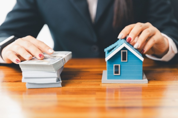 Sauf cas de dispense, les non-résidents qui réalisent un gain, appelé plus-value, en France lors de la vente d’un bien immobilier ou mobilier doivent payer l’impôt dû sous la responsabilité d’un représentant fiscal établi en France et accrédité par l’administration fiscale selon des modalités qui viennent d’être précisées…