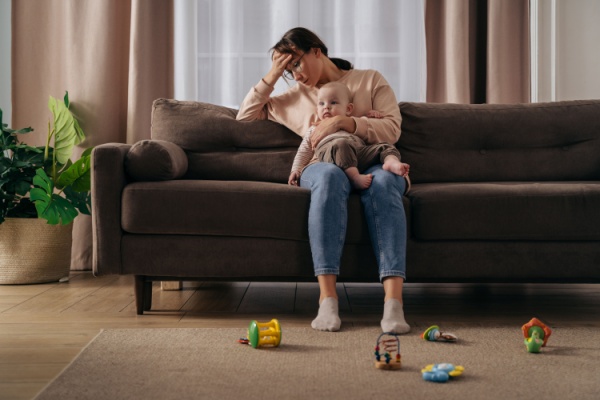 Afin de mieux accompagner les parents confrontés à une dépression post-partum, la loi de financement de la Sécurité sociale pour 2024 avait prévu la mise en place d’une expérimentation pour une durée de 3 ans. Une expérimentation dont les modalités de mise en œuvre viennent d’être dévoilées…