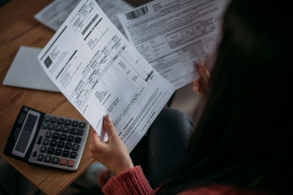 La procédure de saisie sur salaire (ou saisie sur rémunération) désigne celle qui permet de prélever une partie du salaire d’un salarié avant son versement, afin de rembourser sa dette. Une procédure qui va être réformée à compter du 1er juillet 2025, en supprimant et aménageant certaines étapes, requises jusqu’alors. Des modifications qui vont avoir des effets sur les procédures de saisie initiées avant la réforme…