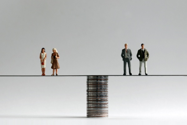 D’ici moins d’un an, la France devra transposer la directive européenne imposant davantage de transparence pour les rémunérations versées dans les entreprises de plus de 100 salariés. Dans cette perspective, le gouvernement poursuit une vaste consultation des partenaires sociaux, afin de proposer un projet de loi dès que possible. Explications.