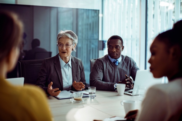 Pour favoriser le recrutement et le maintien dans l’emploi des salariés de 50 ans et plus, le ministère du travail a récemment lancé une vaste campagne de communication nationale, en même temps qu’un site web destiné à valoriser leurs compétences. Focus sur cette campagne de communication, concomitante à un projet de loi déjà présenté en Conseil des ministres…