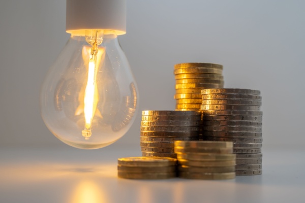 La loi de finances pour 2025 a modifié le régime fiscal applicable à l’électricité et au gaz à compter du 1er août 2025. Des précisions sont apportées concernant les modalités d’entrée en vigueur de ces dispositions. Voilà qui mérite quelques éclaircissements…