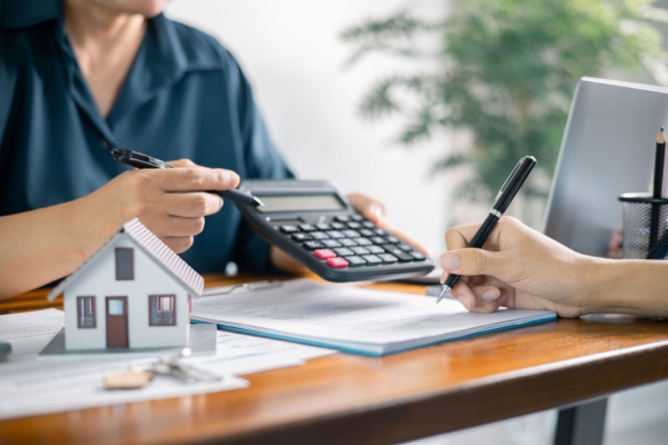 Sauf cas de dispense, les non-résidents qui réalisent un gain, appelé plus-value, en France lors de la vente d’un bien immobilier ou mobilier doivent payer l’impôt dû sous la responsabilité d’un représentant fiscal établi en France et accrédité par l’administration fiscale, selon des modalités qui sont encore précisées…