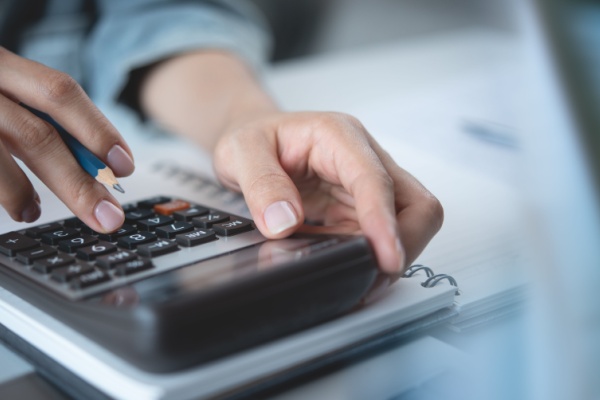 La loi de finances pour 2025 a aménagé le calcul du crédit d’impôt recherche en excluant, pour le calcul du seuil de 100 000 millions d’euros de dépenses, certaines dépenses (de veille technologique, de frais de maintenance de brevets, etc.). Une exclusion qui est désormais officielle. Explications…