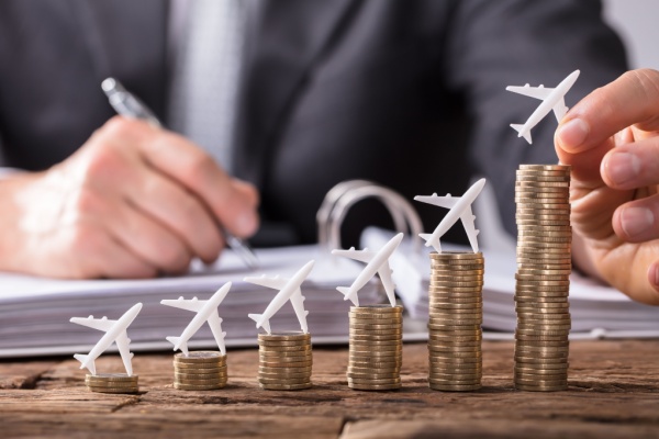 La suppression de la cotisation sur la valeur ajoutée des entreprises (CVAE), qui devait avoir lieu au 1er janvier 2024, a nécessité la mise en place de mesures d’adaptation notamment pour les entreprises de navigation maritime ou aérienne. Mais suite au report de cette suppression, désormais fixée au 1er janvier 2030, ces mesures sont-elles également reportées ? Réponse…