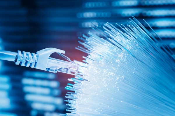 Depuis plusieurs années, le réseau de la fibre optique est déployé sur tout le territoire. Pourtant, parce que des travaux de raccordement sont nécessaires dans des parties privées, engendrant des coûts supplémentaires, certains particuliers et professionnels n’y ont pas encore accès. Des difficultés auxquelles le Gouvernement veut mettre fin grâce à une aide financière. Sous quelles conditions ?