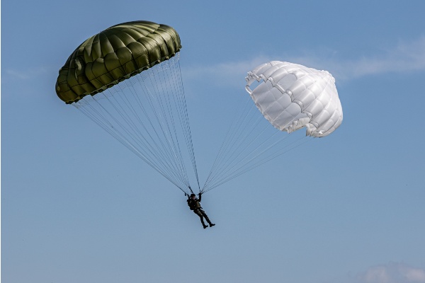 Les activités proposées par les exploitants professionnels de parachutisme sont soumises au taux normal de TVA. Une situation qui soulève une interrogation, estime une députée qui voit pourtant dans ces activités des opérations de transport aérien, soumises au taux réduit de TVA…