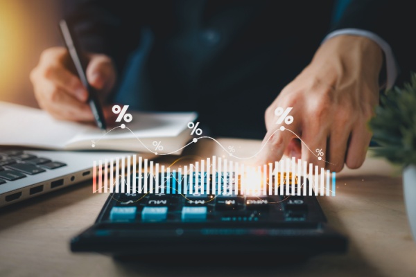 Institué par la loi de finances pour 2025, un versement mobilité régional et rural (VMRR) va prochainement être institué dans 2 régions suite à la délibération de leurs organes délibérants. L’occasion pour l’administration de préciser les employeurs exonérés, ainsi que les modalités d’assujettissement particulières….