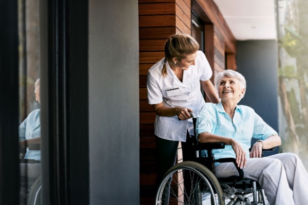 Sur le plan de l’accompagnement médical, une expérimentation dite « Hand’Innov » a pour objet d’améliorer l’accès aux soins des personnes en situation de handicap. Une expérimentation dont la fin de la phase pilote a été repoussée : jusqu’à quand ?