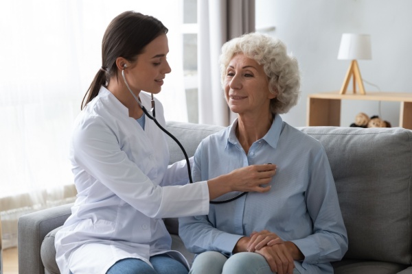 Afin de lutter contre la désertification médicale, la loi de financement de la Sécurité sociale pour 2025 avait prévu une exonération temporaire de cotisations pour les médecins libéraux, en cumul emploi-retraite, exerçant dans certaines régions caractérisées par une offre de soins insuffisante. Une mesure qui vient d’être précisée…