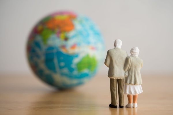 Les pensions de retraite perçues par les particuliers sont, toutes conditions remplies, soumises aux contributions sociales au titre des revenus de remplacement. Mais ce principe s’applique-t-il aux pensions de retraite de source étrangère perçues par un particulier, résident fiscal français ? Réponse de l’administration…