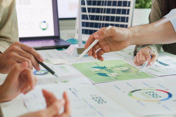 La loi du 10 mars 2023 relative à l’accélération de la production d’énergies renouvelables, dite « APER », a prévu une expérimentation visant à améliorer la qualité des études d’impact et de dangers réalisées par les bureaux d’études dans le cadre de l’obtention des autorisations environnementales d’une installation de production d’énergie renouvelable . Quelles en sont les modalités de mise en œuvre ?