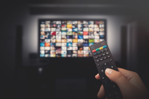 Certains services de télévision sont susceptibles de proposer des programmes diffusés à heure fixe, soumis aux taux de TVA de 10 % et des services de vidéo à la demande, taxés aux taux de TVA de 20 %. Mais quel taux de TVA appliquer lorsqu’un abonnement comprend ces deux types de service ? Réponse…