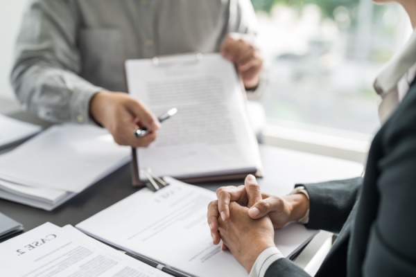 Si un employeur peut, via un accord de performance collective (APC), imposer certaines modifications du contrat de travail, encore faut-il que cet accord réponde effectivement à des nécessités liées au fonctionnement de l’entreprise, dont le juge peut, en cas de litige, contrôler l’existence. Illustration dans cette décision récente…