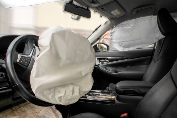 À la suite des accidents graves, voire mortels, occasionnés par les airbags Takata, les pouvoirs publics ont lancé une campagne d’informations et de mesures afin que les conducteurs des véhicules concernés se rapprochent des professionnels au plus vite et que les constructeurs changent tout aussi rapidement les airbags défectueux. Faisons le point.