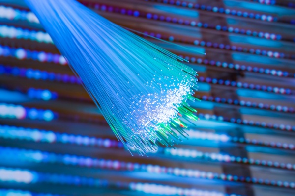 Afin de poursuivre le déploiement de la fibre optique sur tout le territoire, l’État a mis en place une aide financière pour prendre en charge tout ou partie des coûts de travaux de raccordement que doivent supporter certains particuliers ou entreprises. Les modalités de mise en œuvre de cette aide étant à présent connues, faisons le point…