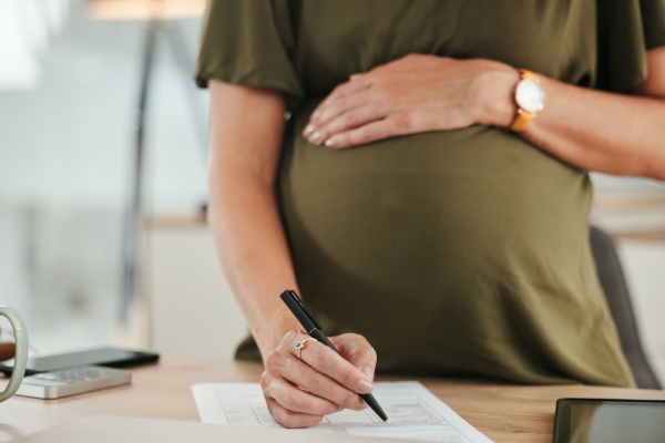 Depuis le 10 septembre 2025, une adhésion à l’assurance volontaire postérieure à la conception empêche désormais l’assurée de percevoir l’indemnité journalière de maternité. Explications.