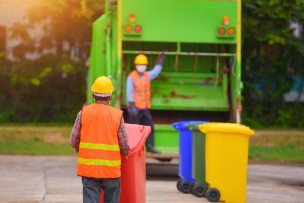 Les prestations de collecte et de traitement des déchets ménagers et assimilés sont soumises à la TVA selon un taux qui varie en fonction de la nature de l’opération. Entre TVA à 20 %, à 10 % et à 5 %, quel taux faut-il appliquer à ces prestations ?