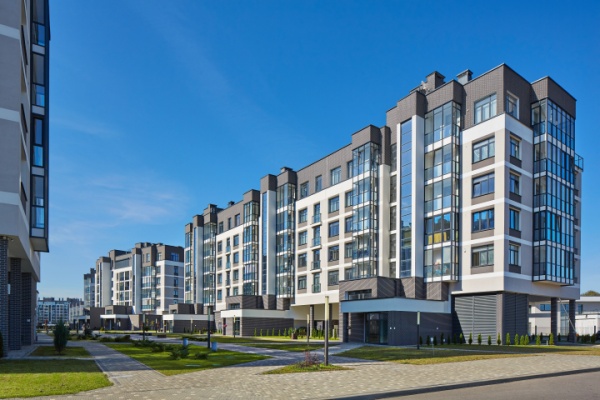Une exonération temporaire de plus-value au titre des cessions d'immeubles s’applique en faveur des logements sociaux et intermédiaires. Le dispositif concerne, outre la réhabilitation complète de constructions concourant à la production d'immeubles neufs, la réhabilitation lourde de ces dernières dans des conditions qui viennent d’être publiées. Focus.