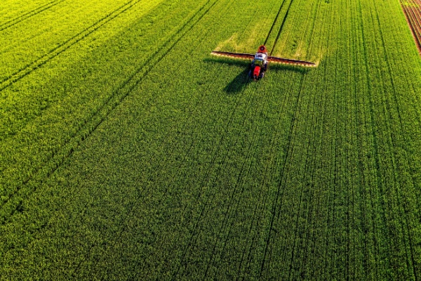 La loi visant à lever les contraintes à l’exercice du métier d’agriculteur, également appelée « loi Duplomb », a largement secoué l’actualité avant, pendant et après son adoption. Aujourd’hui promulguée, il est temps de faire un point sur ce qu’elle apporte à la profession…