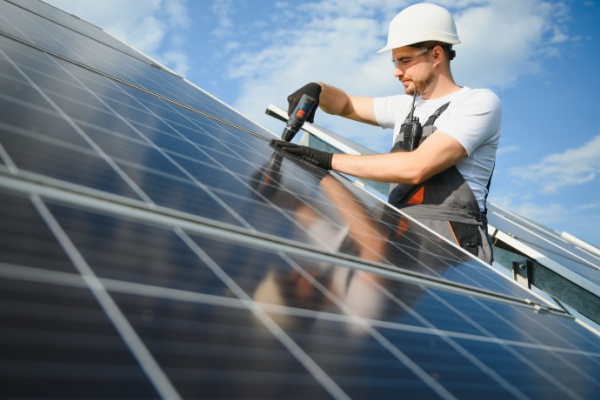 La loi de finances pour 2025 a étendu l’application de la TVA à 5,5 % aux ventes et installations, dans les logements, des équipements de production d'électricité utilisant l'énergie radiative du soleil dont la conception et les caractéristiques répondent à des critères qui viennent d’être dévoilés…