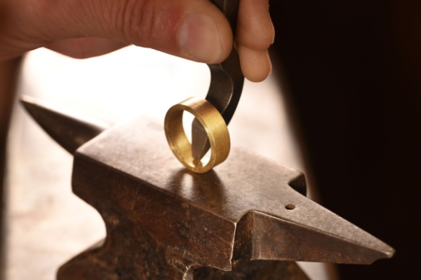 Les professionnels travaillant avec des objets contenant de l’argent, de l’or ou du platine sont soumis à une réglementation stricte où les poinçons ont une place importante. Le Gouvernement a apporté des précisions sur l’octroi de l’agrément permettant l’apposition du poinçon de responsabilité en dehors des locaux du professionnel. Que faut-il en retenir ?