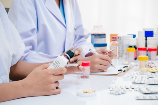 Les pharmaciens peuvent être amenés à réaliser eux-mêmes des préparations médicamenteuses. Dans ce cas-là, ils doivent respecter certaines obligations déclaratives, qui viennent d’être mises à jour…
