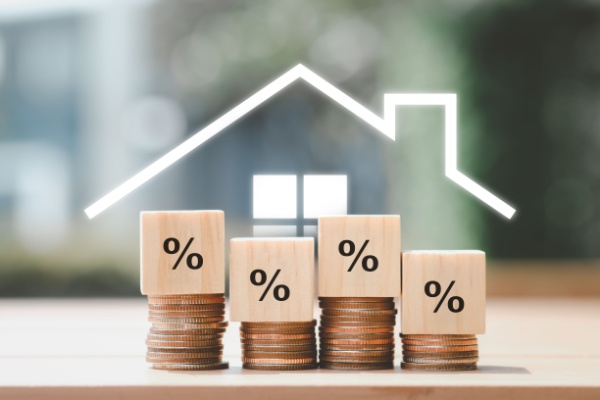 Le coût important des travaux de rénovation dans les copropriétés peut s’avérer être un frein pour de nombreux propriétaires dont les biens se dégradent. C’est pourquoi le gouvernement a mis en place un système de prêt collectif pour faciliter le maintien en bon état des copropriétés…
