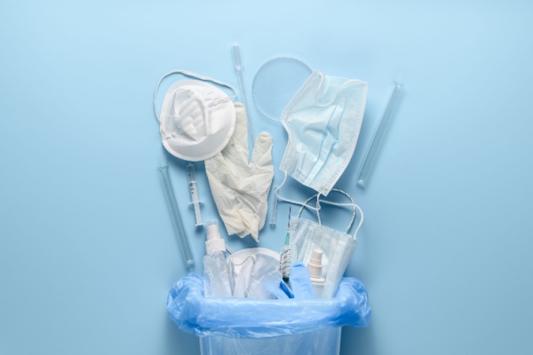 Dans une logique de réduction des déchets, la loi de financement de la Sécurité sociale pour 2024 prévoyait la mise en place d’une expérimentation permettant le retraitement et la réutilisation de certains dispositifs médicaux, normalement dévolus à un usage unique, appelés les « dispositifs médicaux à usage unique (DMUU) ». Mais des changements sont à noter…