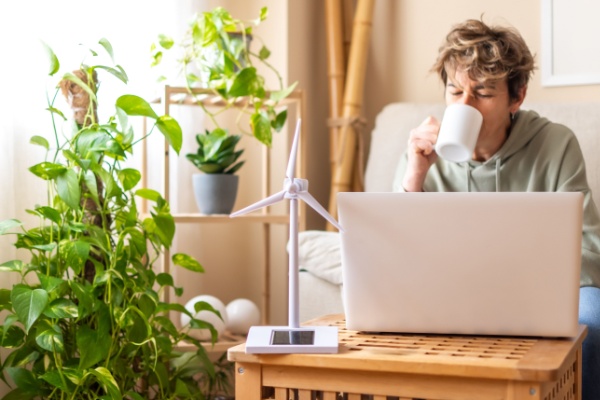 Télétravail et frontières ne font pas toujours bon ménage : quel statut social appliquer aux salariés domiciliés en Belgique, en Espagne ou en Suisse ? Face à ces questions, l’Urssaf apporte de nouvelles précisions dans une actualité récemment publiée.