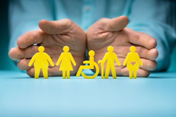 Comme prévu par la loi dite « Plein emploi », un récent changement de la réglementation tend à attribuer aux travailleurs handicapés occupés en établissement ou en service d’accompagnement par le travail (ESAT) des droits sociaux comparables à ceux d’autres salariés. Focus.