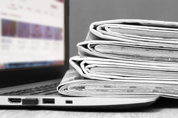Si la vente de journaux et écrits périodiques bénéficie d’un avantage fiscal prenant la forme d’un taux réduit de TVA, pour autant cela n’est pas sans conditions. L’une d’entre elles vient tout juste d’être assouplie : laquelle ?