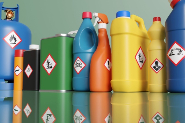 Les professionnels utilisant des produits biocides sont soumis à certaines obligations et doivent notamment obtenir des certificats, appelés « certibiocides », attestant de leur capacité à manipuler ces produits. Mais tout le monde n’est pas concerné…