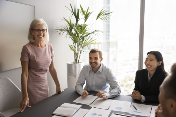 Afin de favoriser l’insertion des travailleurs seniors sur le marché du travail, la loi dite « travail des seniors » a mis en place un nouveau CDI expérimental, intitulé « contrat de valorisation de l’expérience » (ou « CVE »). Voilà qui mérite quelques explications…