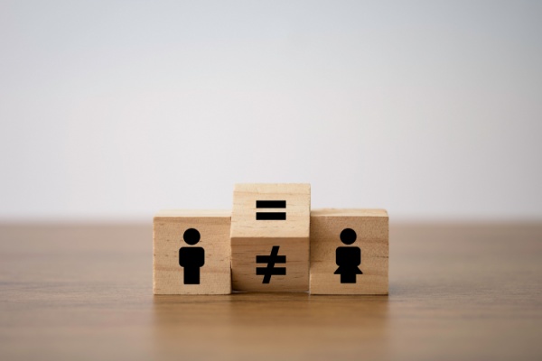 L’Agence nationale pour l’amélioration des conditions de travail (ANACT) a récemment publié un guide invitant les entreprises à évaluer les risques professionnels en tenant compte des différences entre les femmes et les hommes. Que faut-il en retenir ?