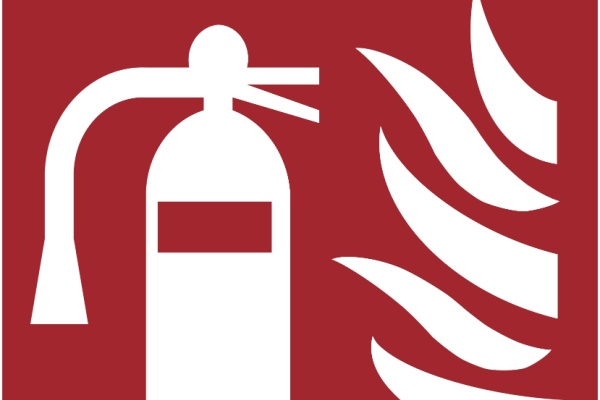 30 000 tonnes : c’est la quantité de mousses anti-incendie produite chaque année dans l’Union européenne (UE). Or, 60 % contiennent des substances perfluoroalkylées et polyfluoroalkylées (PFAS). Pour limiter les risques sanitaires et environnementaux de ces substances, l’UE a mis en place une réglementation plus restrictive avec des interdictions progressives. Revue de détail.