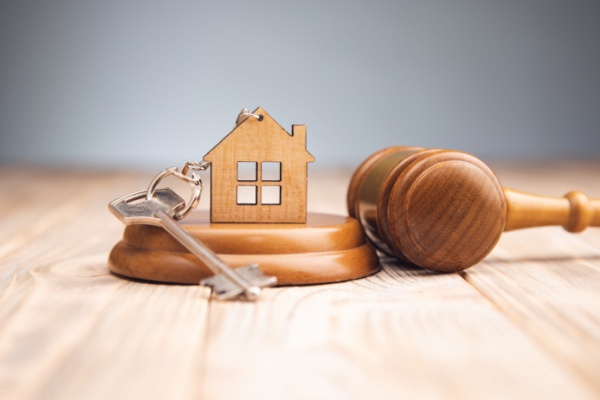 Les mandats confiés aux agents immobiliers doivent suivre un formalisme précis, dont le non-respect peut entrainer jusqu’à la nullité du mandat. Une nullité qui doit néanmoins s’appliquer avec retenue, selon le juge. Illustration à partir d’un cas vécu récemment par un agent immobilier…