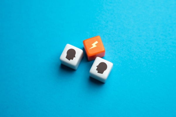 Lorsqu’un salarié et un employeur signent une transaction pour mettre fin à un différend sur l’exécution du contrat de travail, l’accord est censé clore définitivement le litige. Mais qu’en est-il lorsqu’une des 2 parties entend contester la validité du protocole conclu ? Dans quel délai peut-elle le faire ? Réponse du juge…