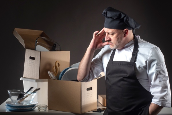 Pendant la pandémie, une entreprise se voit dans l’obligation de fermer son restaurant d’entreprise. Dans le même temps, elle suspend les titres-restaurant de ses salariés en télétravail. Cette pratique est-elle validée par le juge ou contrevient-elle à l’égalité de traitement ? Réponse…