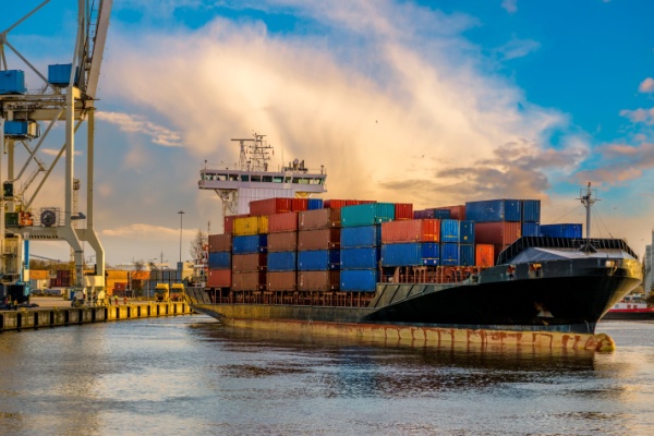 À la fois grande caractéristique et opportunité de l’outre-mer, les activités maritimes et littorales sont un levier de croissance important pour ces territoires mais également un enjeu environnemental. Afin d’allier développement et durabilité, les pouvoirs publics ont établi, en concertation avec les acteurs locaux, une feuille de route. Que contient-elle ?